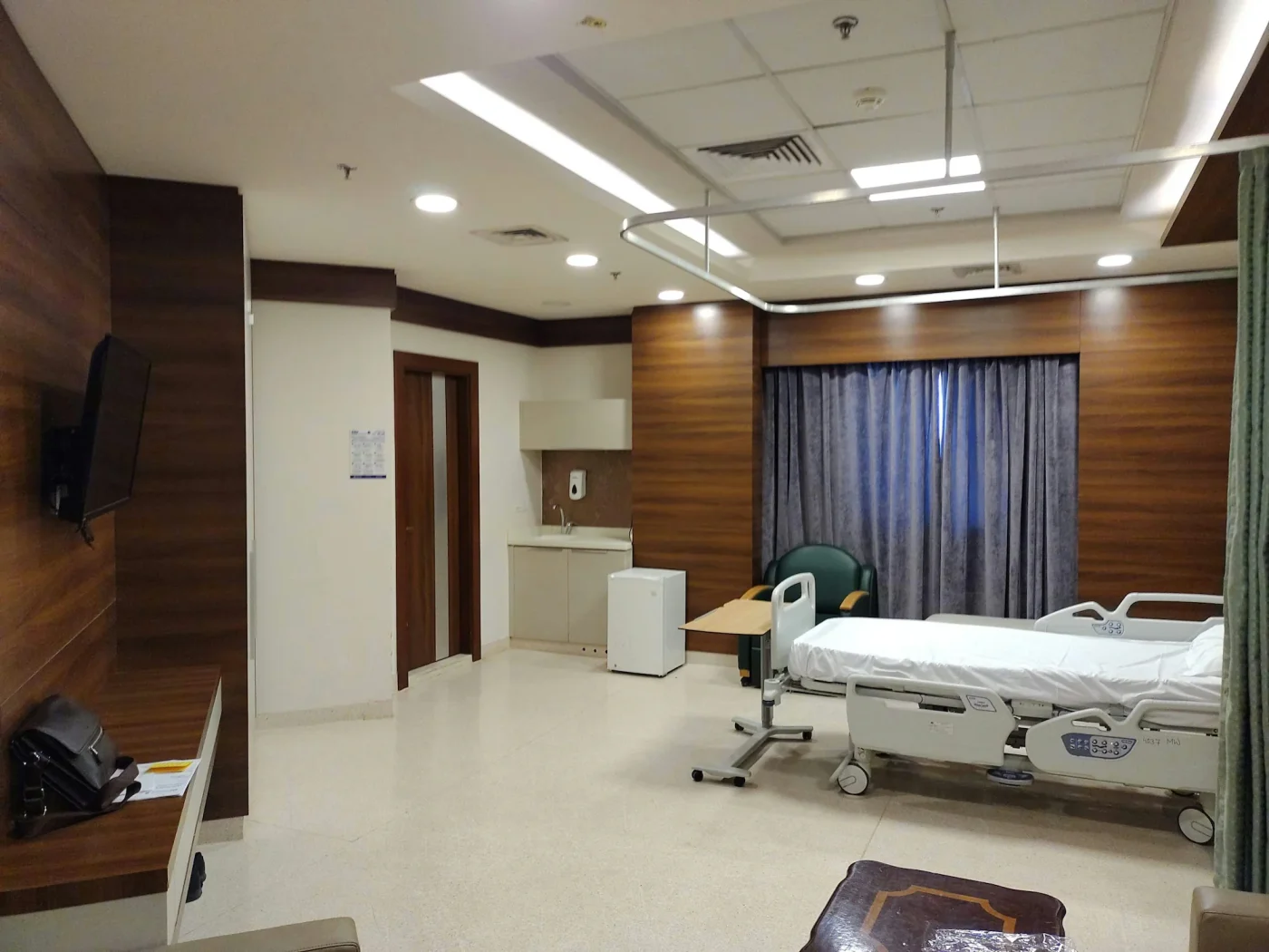 Chambre d'hospitalisation individuelle moderne et lumineuse