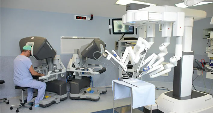 Salle d’opération équipée d’un robot chirurgical, chirurgien à la console