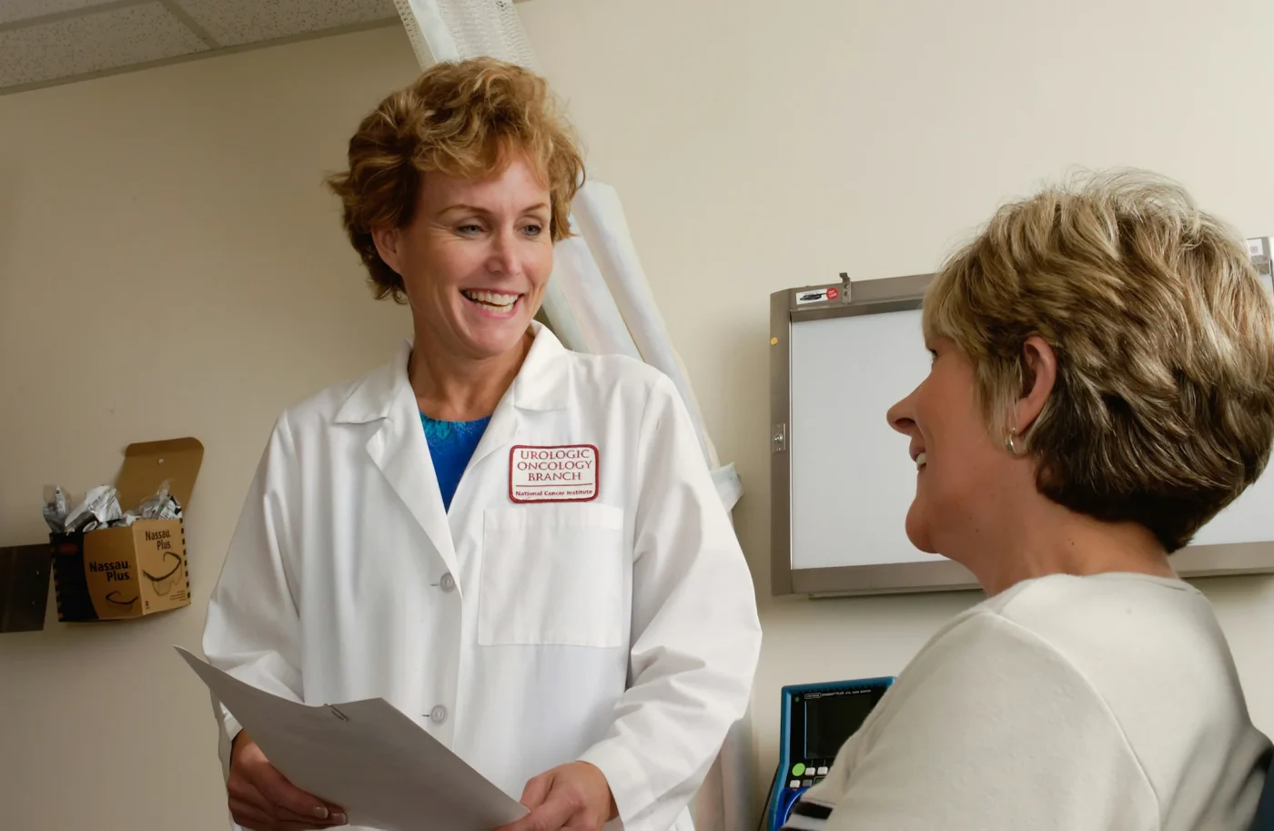 Médecin en blouse blanche échangeant avec une patiente