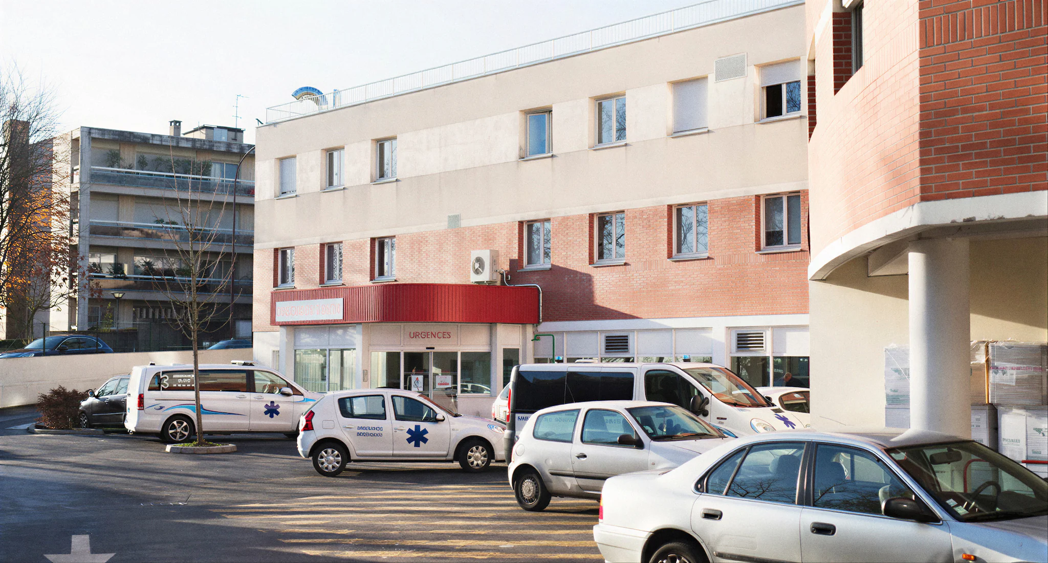 Entrée des urgences d'un hôpital avec ambulances stationnées