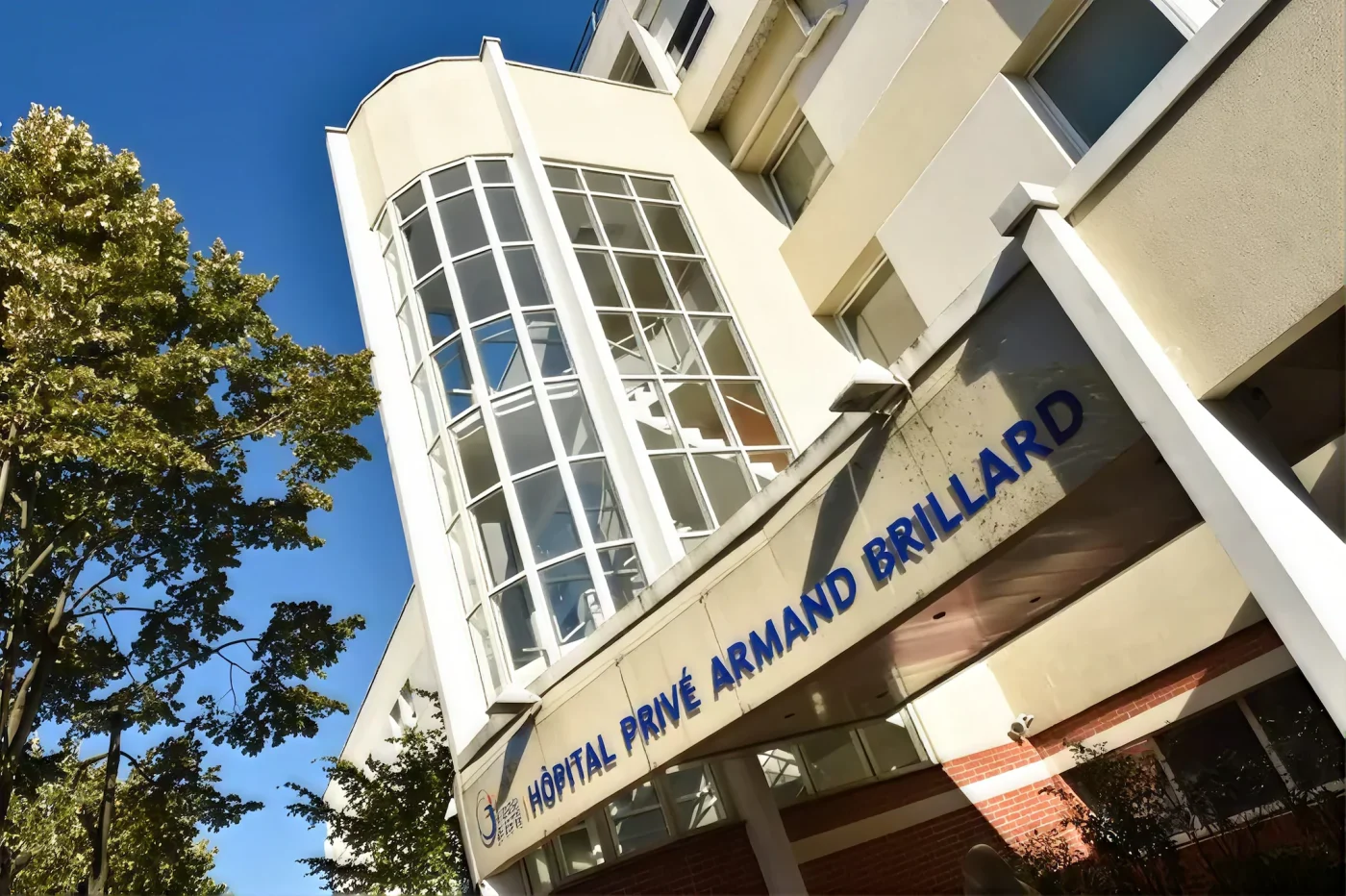 Façade de l'Hôpital Privé Armand-Brillard avec son enseigne